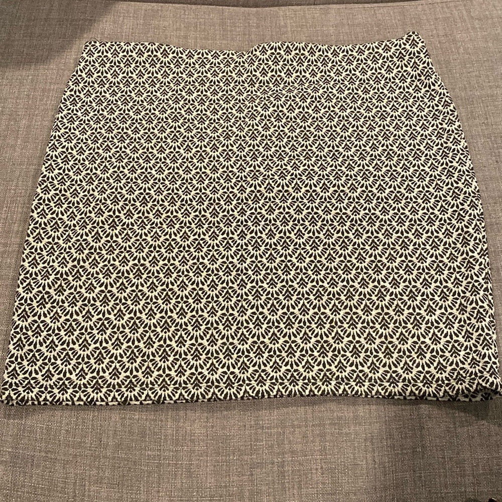 LOFT grey and black printed skirt